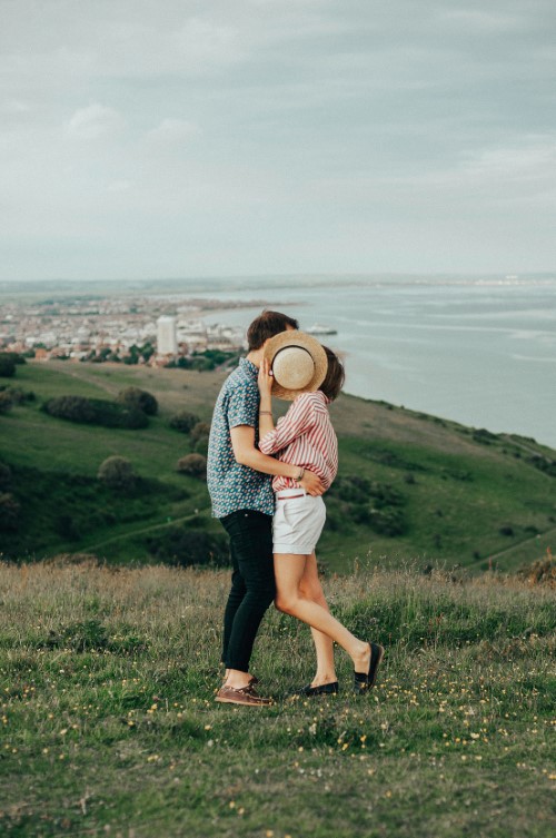 couple kiss hat