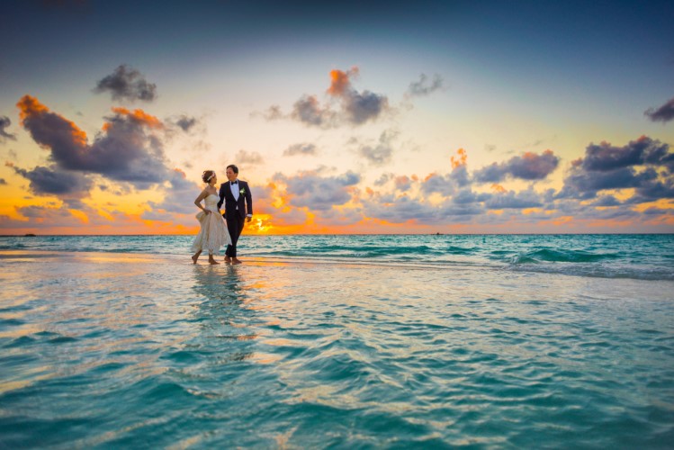 couple maldives beach